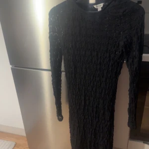 Svart klänning - Säljer en jättefin svart lång klänning köpt på Nelly men märket är Aware. Aldrig använd o säljs nu för den är för liten. Nypris 799. Pris går att diskutera. 