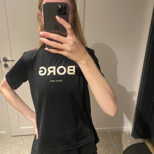 Träningströja  - Svart träningstshirt med vit text från Björn Borg 