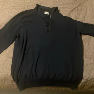 Marinblå halfzip stone island tröja - Säljer en marinblå half zip från stone island på grund av att den är för liten för mig. Finns inga hål på den eller tecken på att den missanvönts. Har kvitto från farfetch som jag kan leta fram ifall man vill det. Kan mötas upp och ifall det gäller några frågor är det bara att höra av sig!