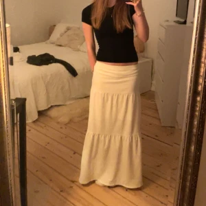 Vit långkjol - Säljer en vit långkjol med volangdetalj. Kjolen har en rak passform upptill. Perfekt till sommaren! Kjolen är i storlek 146/152 och skulle säga att den passar som en xs ungefär💗