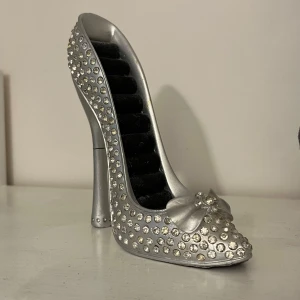 Örhängen hållare prydnad  - Till för att hänga örhängen på / ha som prydnad. Några ”diamanter” har trillat av från den, som syns tydligt på bilderna🥰😽🙏🏼 ca 12cm hög