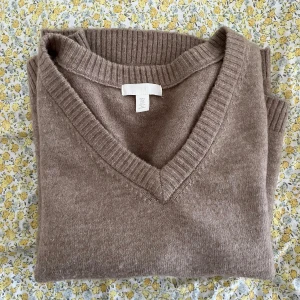 Beige stickad väst/pullover - Säljer en beige stickad väst från H&M med v-ringning i storlek S (lite lagomt oversize) 