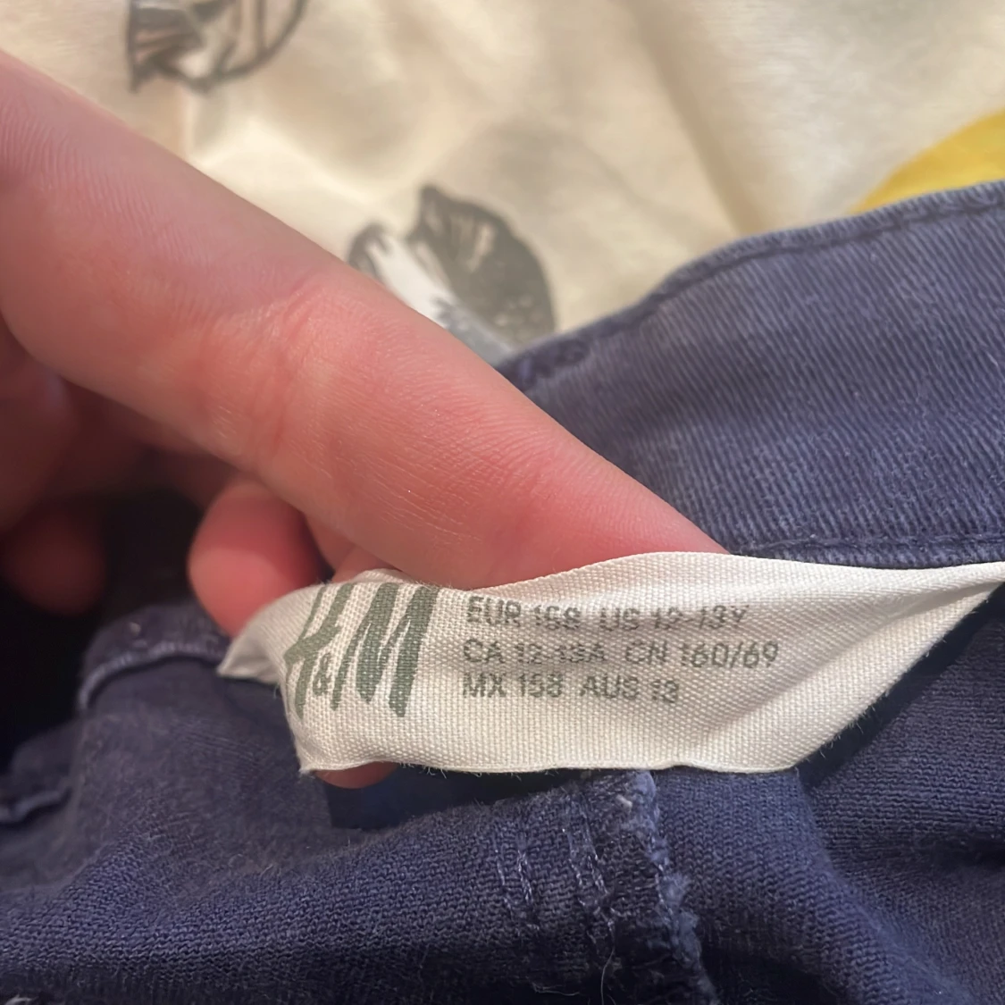 Mörkblå jeansshorts med låg midja - 4