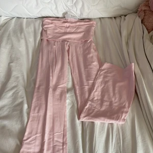 Ljusrosa Yogapants  från Gina Tricot - Säljer ett par ljusrosa yogapants från Gina Tricot. Säljer för att de inte har kommit till användning, har inte använt dom.  Pris kan självklart diskuteras 💗