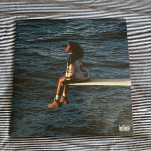 SZA - SOS, vinyl/lp-skiva - Säljer min SOS - SZA vinyl. Endast spelad 2 gånger så den är i mycket bra skick!