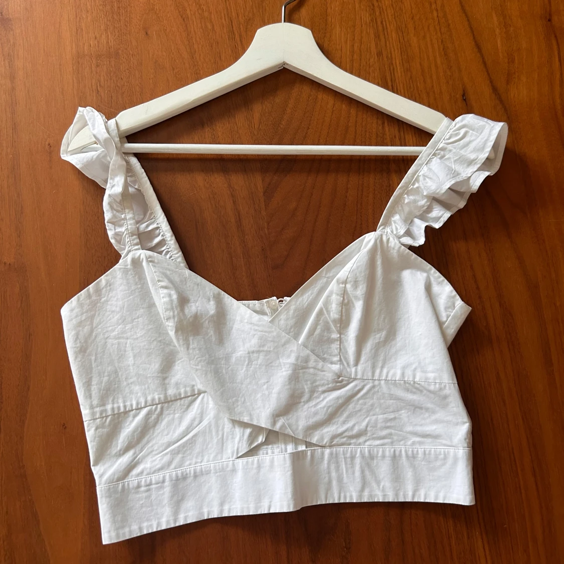 Vit croppad linnetopp med volangaxelband