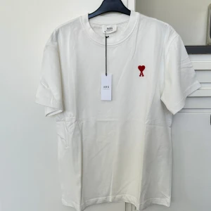 Vit t-shirt från Ami Paris♥️ - Säljer en stilren vit t-shirt från Ami Paris