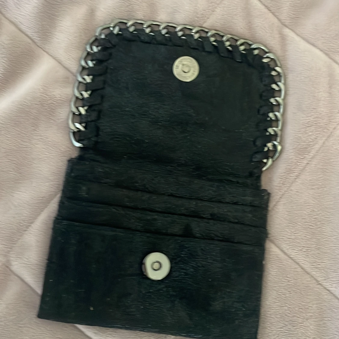 Svart plånbok med kedjedetalj - 1