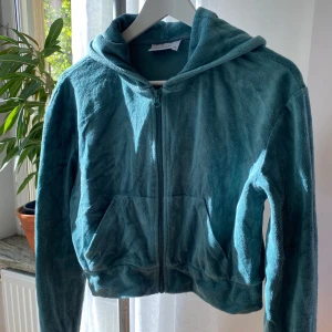 Grön fleecehoodie från Weekday - Mysig grön hoodie från Weekday i mjuk fleece! 🫐