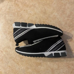 Dolce&gabbana skor - Säljer mina skor då dem inte passar mig längre eller min stil. Strlk 43 men dem är väldigt flexibla så dem passar även större storlekar.