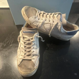 Vita sneakers från Philippe Model - Tja säljer dessa Philippe models dem harvtecken på användning och är i slutet skick men dem har fortfarande kvar att ge! Box medföljer. Bara höra av sig vid eventuella funderingar!