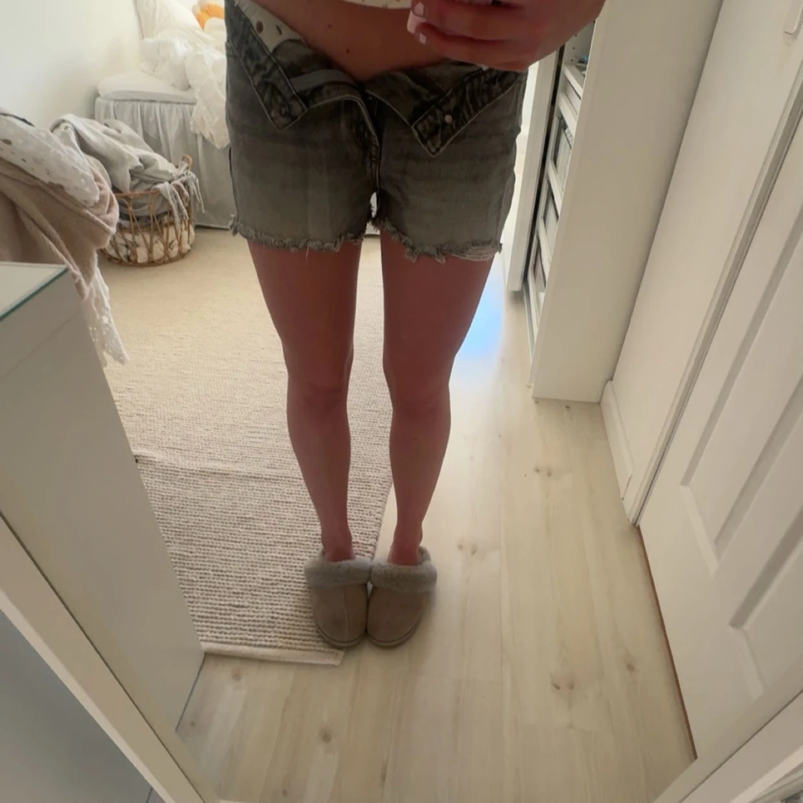 Grå jeansshorts med fransig kant - 2