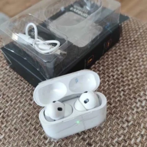 Trådlös hörlurar - Helt nya hörlurar med mycket bra ljud och bas med upp till 24 timmar batteritid med laddnings skal