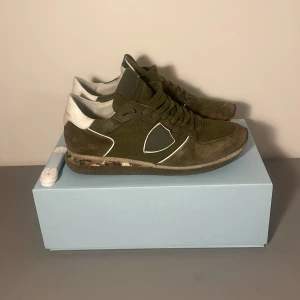 Philippe Model Tprx - Gröna Philippe model skor i ett väldigt bra skick. Annonsen är relistad för har aldrig använt de utomhus utan bara testat inne. Hojta till om ni har några funderingar.