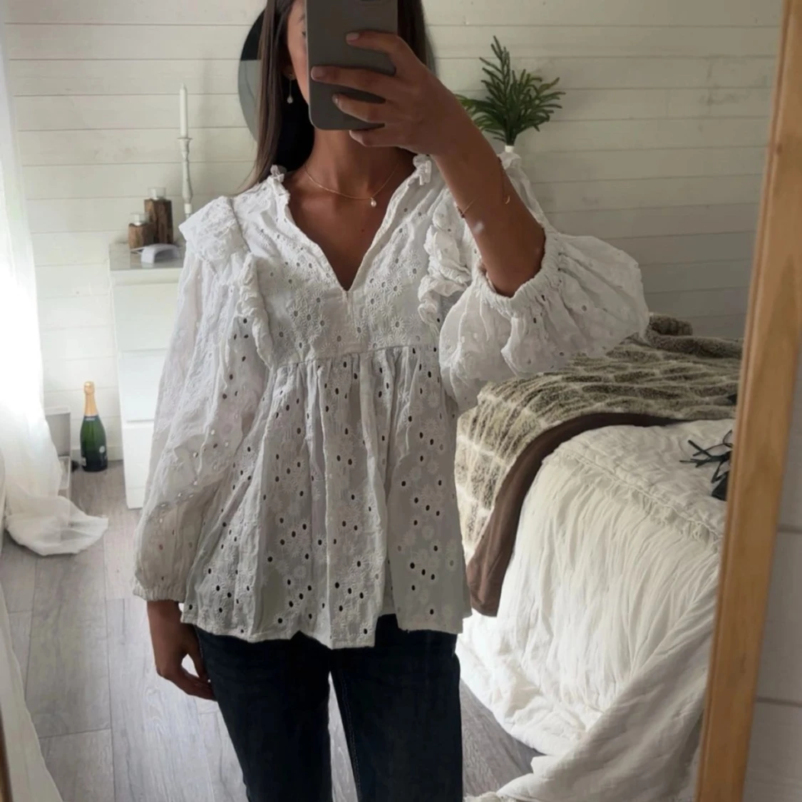 Vit blus med broderade detaljer - 3