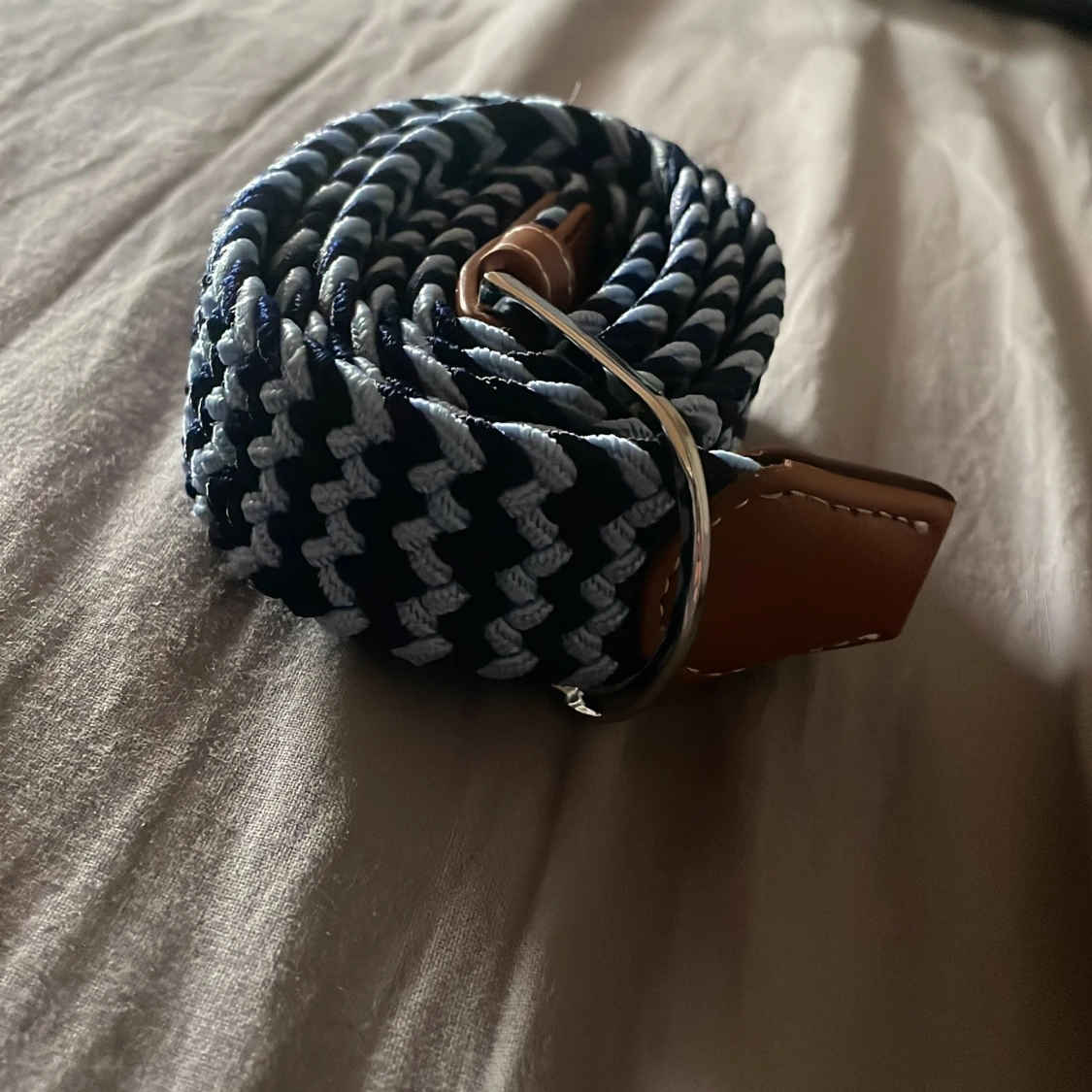  flätat bälte med läderdetaljer - 2