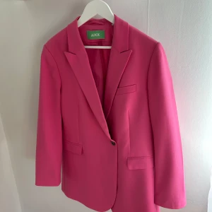 Oversized kavaj  - Säljer min rosa kavaj från JJXX då den är för stor. Endast använd 2 gånger. Storlek L💫