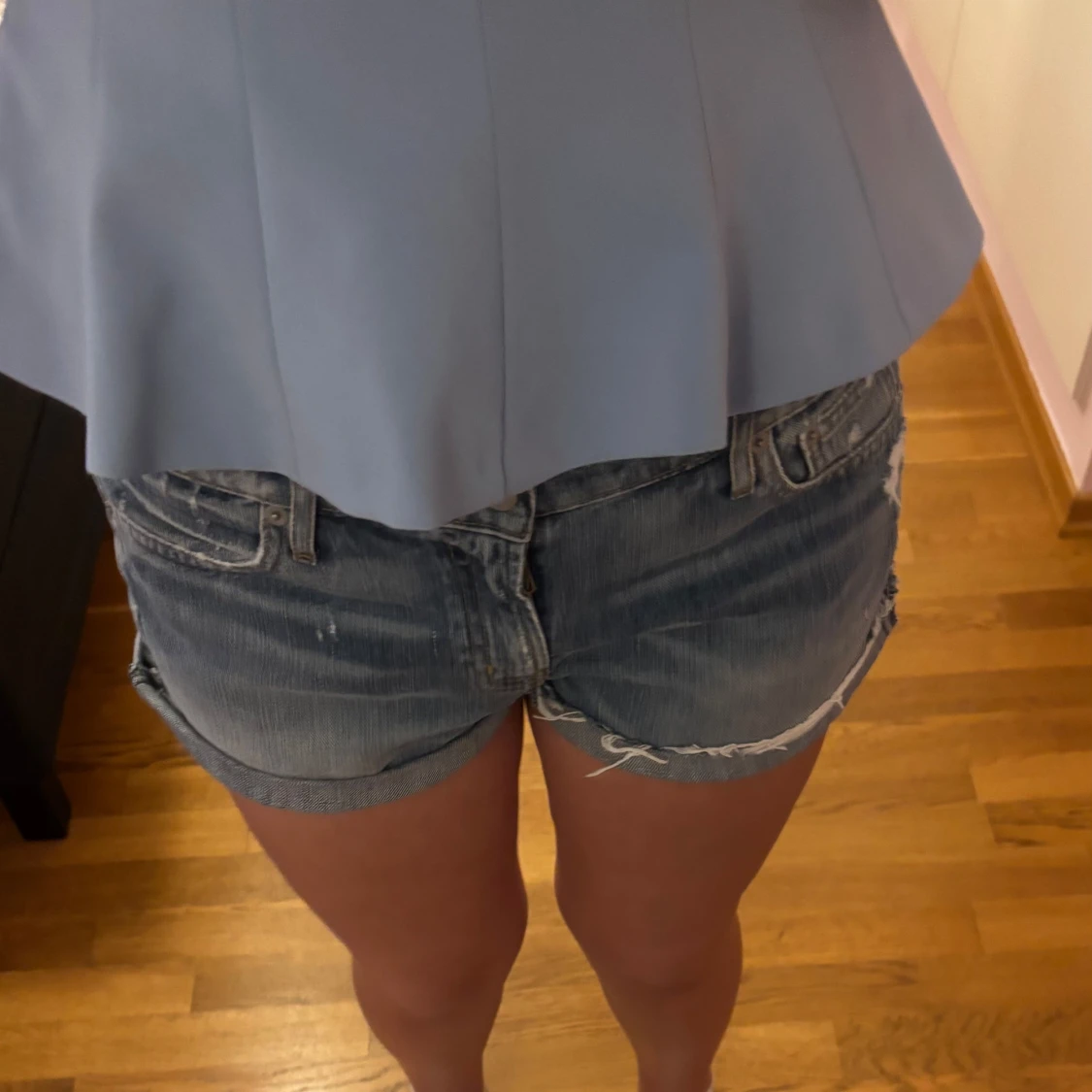 Blå jeansshorts med fransig kant - 2