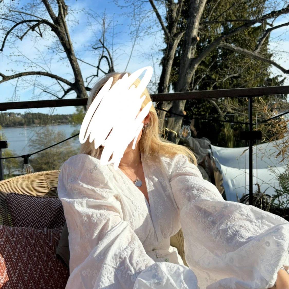 Vit långklänning med puffärmar och broderade detaljer - 3