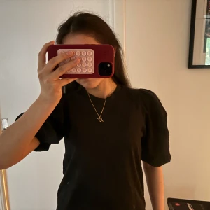 Svart puffärmad topp - Säljer en svart topp med puffärmar. Enkel och stilren design, perfekt att matcha med olika outfits. Mjuk och bekväm att bära. Den har storlek Xs!❤️