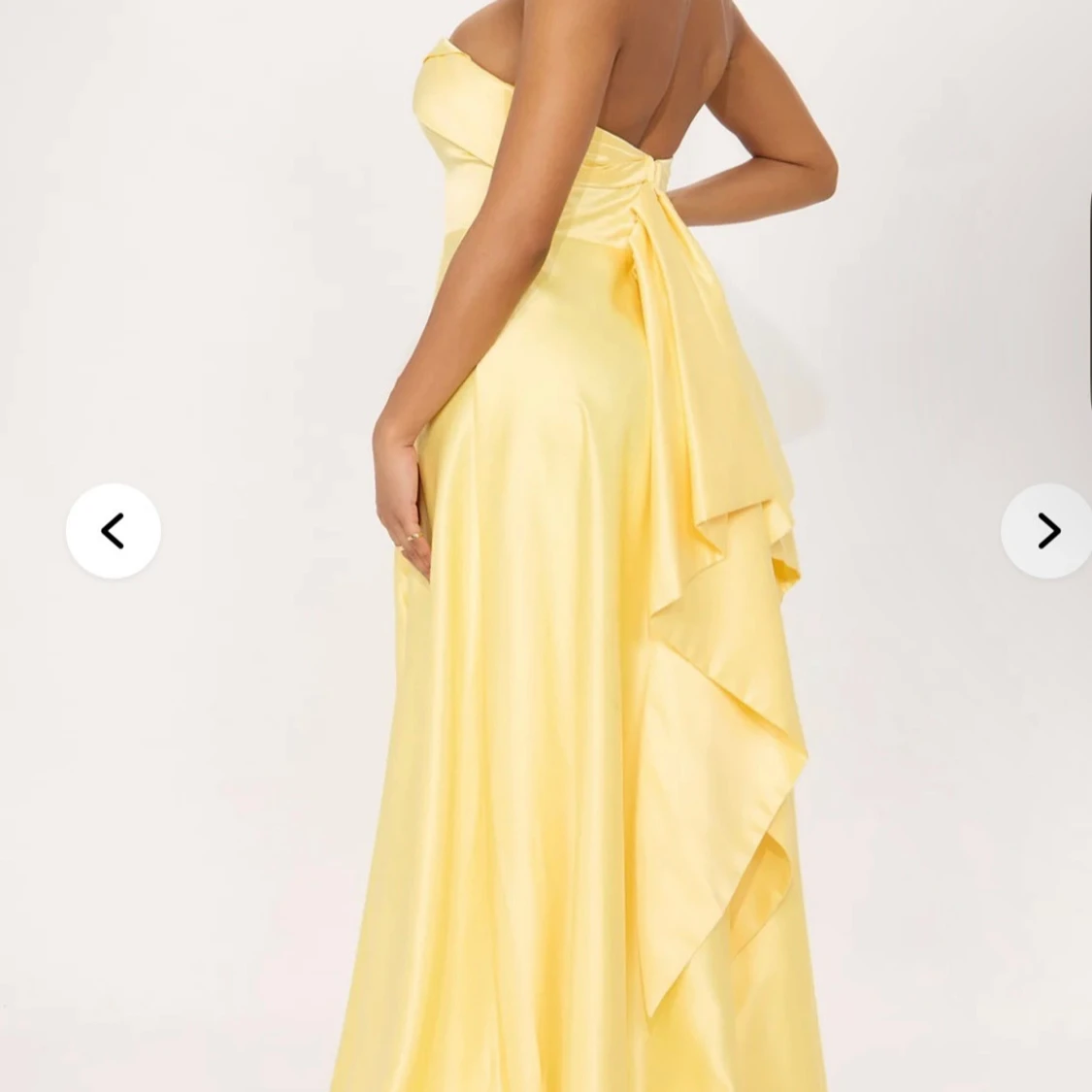 Gul axelbandslös långklänning med slits - 1