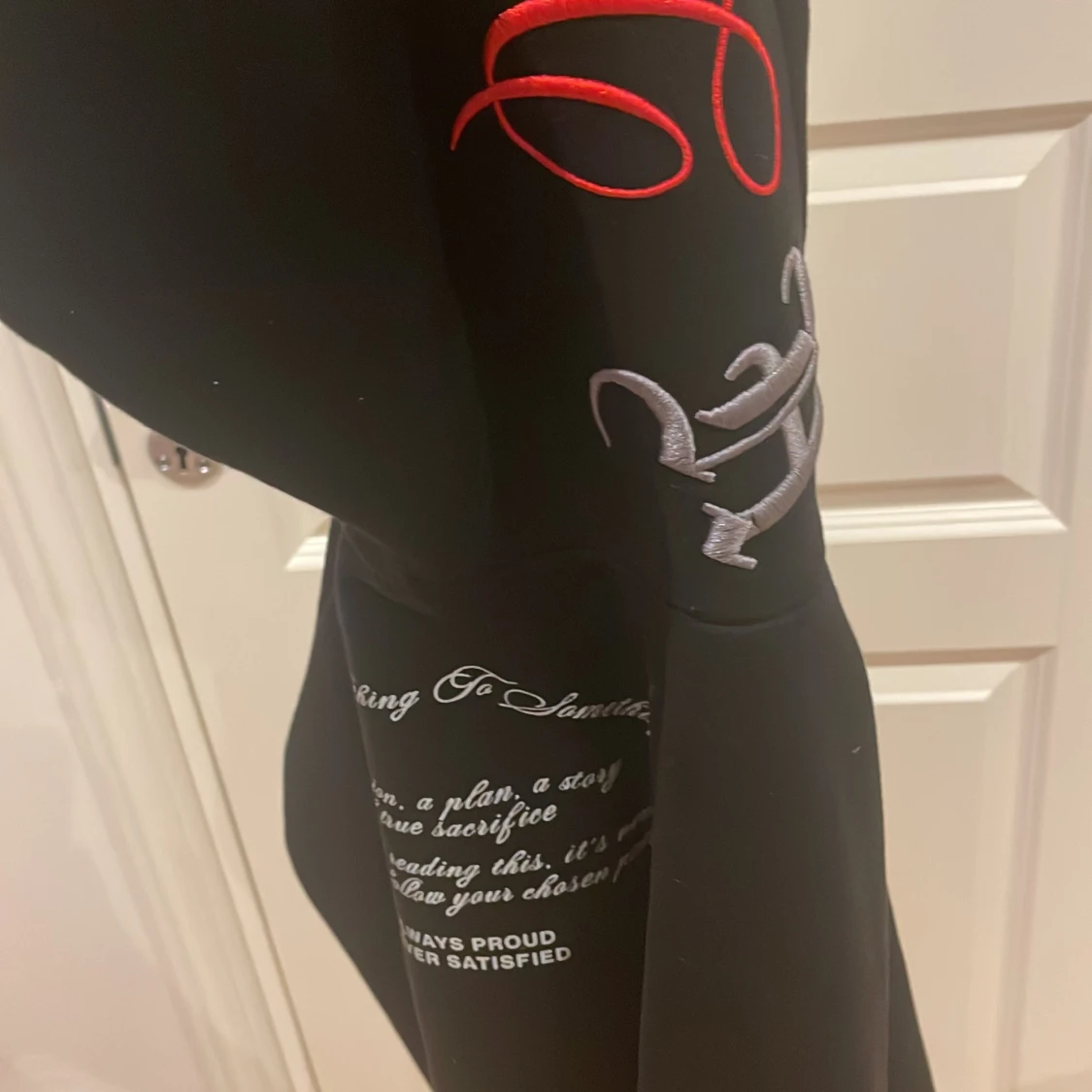 Svart hoodie från Hoodrich med tryck - 4