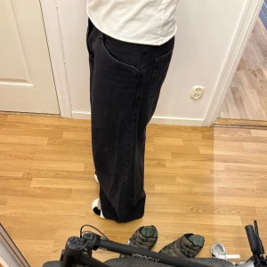 Svarta Levis 94 wide leg - Säljer ett par svarta Levis 501 jeans. Köpte för 1149 spänn säljer nu för bara 699kr använd 5 gånger Waist 30 Lenght 30