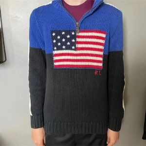 Stickad tröja med Usa flagga från Polo Ralph Lauren - Säljer en stickad tröja från Polo Ralph Lauren i blått och svart med en stor amerikansk flagga framtill. Tröjan kostar 3299 kr ny. Pris kan diskuteras!