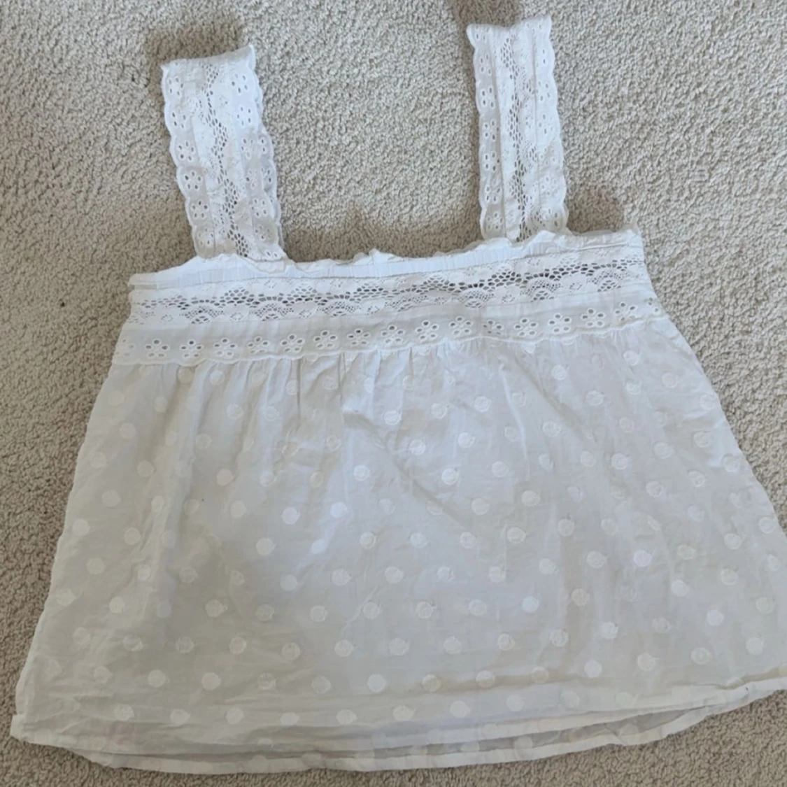 Vit broderad linnetopp med spetsdetaljer - 3