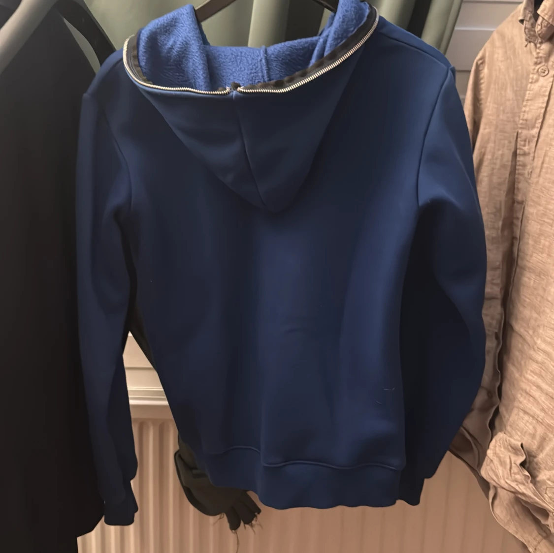 Blå hoodie med strassdetaljer och dragkedja - 1