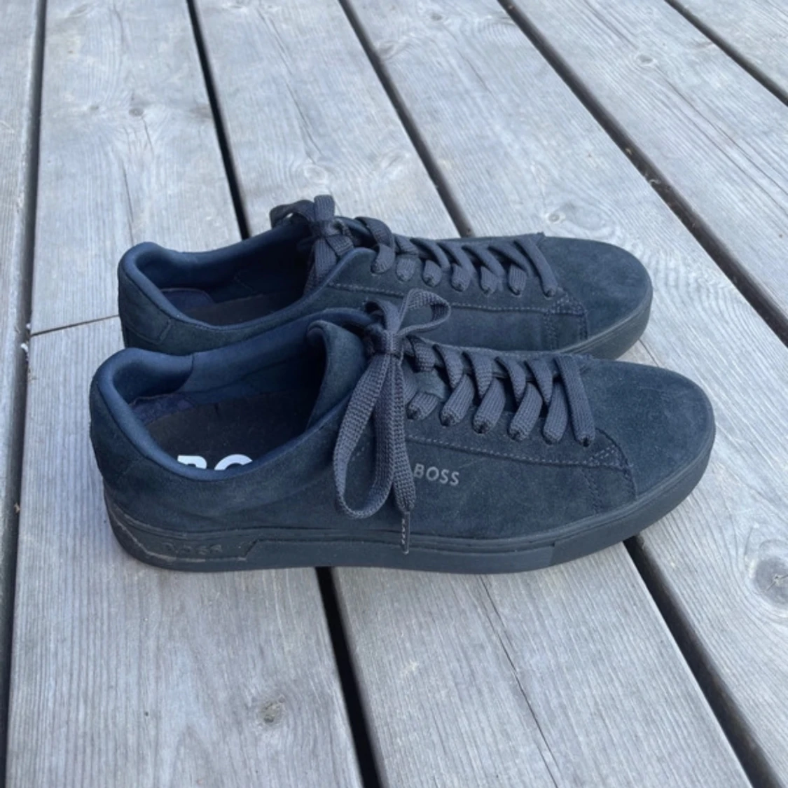 Mörkgrå sneakers från BOSS i mocka - 2