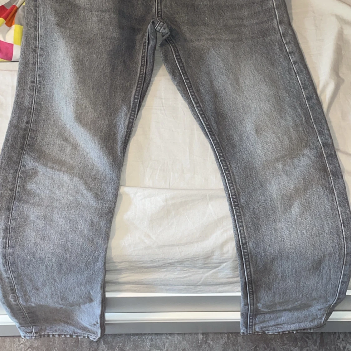 Grå jeansbyxor med rak passform