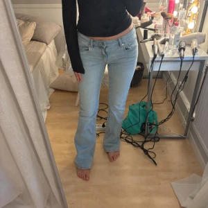 Ljusblå bootcut jeans - Säljer ett par ljusblå jeans med bootcut passform och låg midja. Använda 1 gång