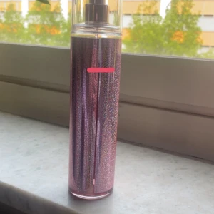  Paris Hilton parfym mist - Paris Hilton parfym mist Rymmer 236 ml, använd men ej mycket visar på bilden