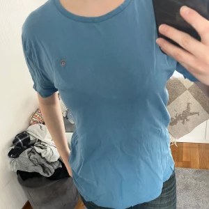 GANT T-shirt  - Blå GANT t-shirt. Perfekt basplagg att ha i garderoben. Storlek 158/164 skulle säga S/M. Skriv vid frågor! 💗🤗
