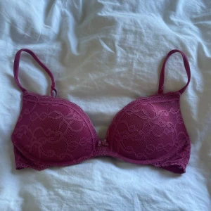 Rosa spets-bh från intimissimi  - Säljer denna rosa push-up bh:n med spets från intimissimi. Säljer då den inte kommer till någon användning och är därför i ett superbra skick. Skriv om du har några frågor🩷