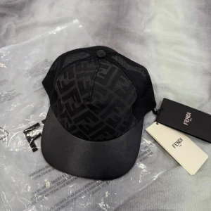 Fendi Keps - Fendi keps helt ny och oanvänd. Pris kan diskuteras