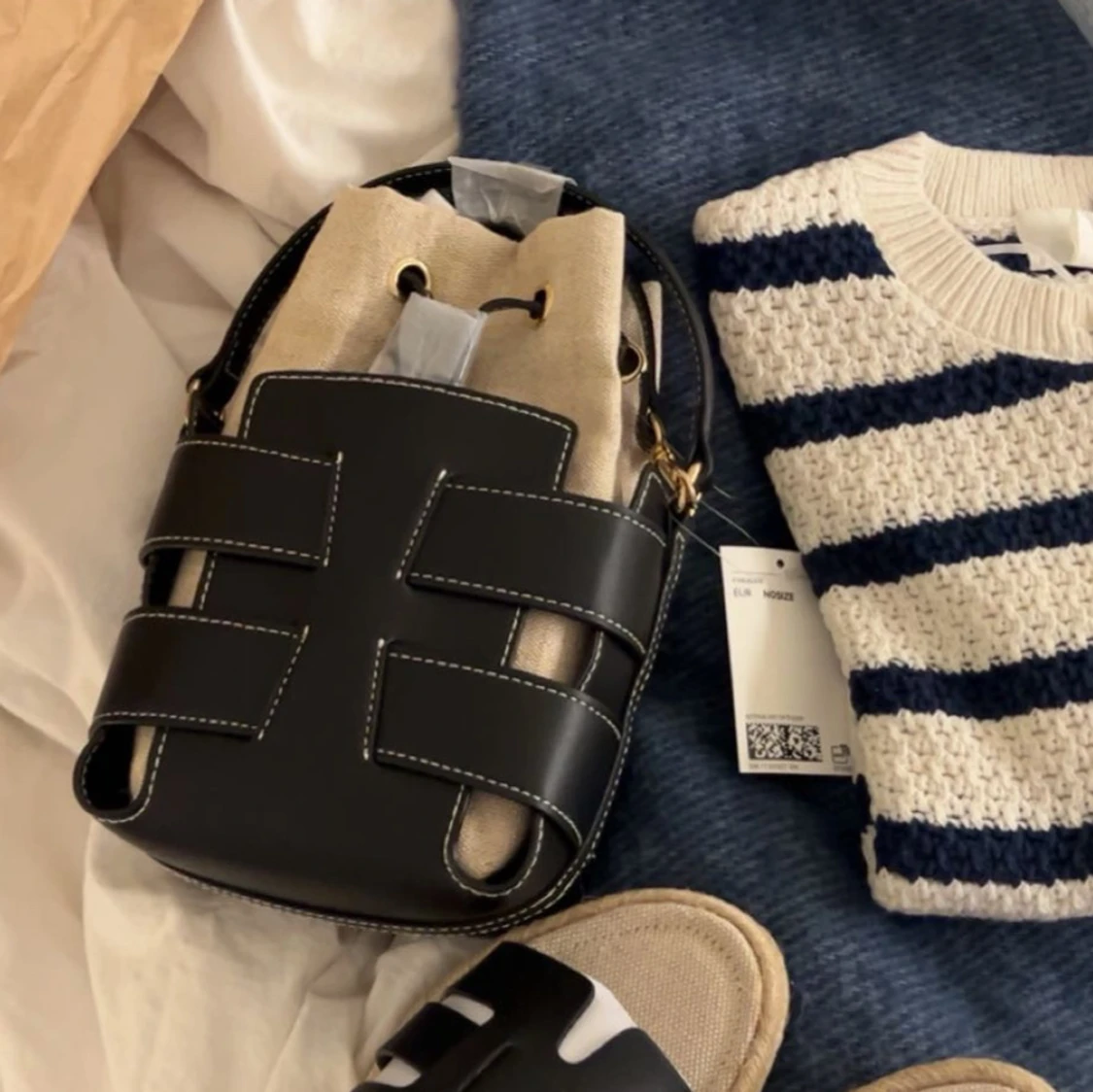 Svart och beige axelväska med spännande design