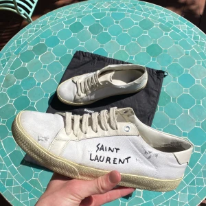 Saint laurent skor - Säljer ett par Saint Laurent Court Classic is storlek 40!🤑 Skrona är relativt fräscha! Vid köp så följer dustbag även med👍🏼Så skriv gärna om ni är intresserad!