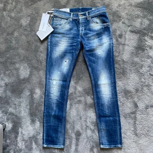 Dondup jeans - Helt sprillans nya!Tja säljer nu dessa sjukt feta dondup jeansen! Jeansen är helt sprillans nya med tags på (oanvända) Jeansen är i storlek W29! Nypris:3199kr vårat pris:1499kr! Model: richie Skriv vid frågor eller bilder! Vid snabbaffär= bättre pris