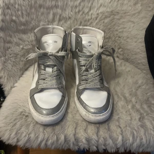 Zadig och voltaire skor  - Super snygga zadig och voltaire skor som används väldigt fåtal gånger. Super coola och sköna. Nypris 4000kr.
