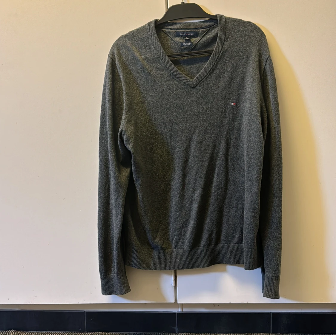 Grå v-ringad tröja från Tommy Hilfiger