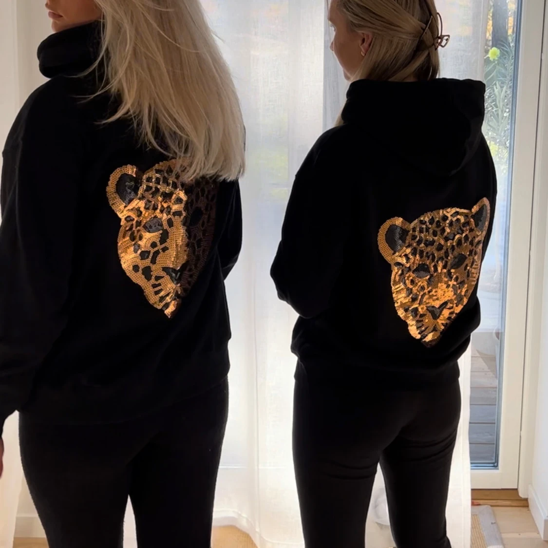 Svart hoodie med leopardmönster i guld