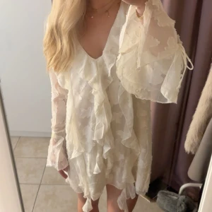 Super fin sommar klänning  - Säljer denna super snygga sommarklänningen nu inför sommaren 💓ifall man väljer och köpa med PostNord kan jag oftast posta samma dag!