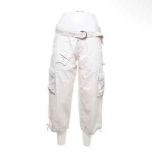 Vita trekvartsbyxor med bälte - Jätte sköna och i bra skick😎👍🏻 