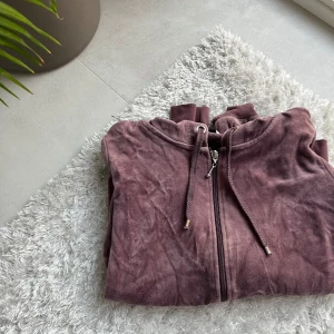 Ljuslila hoodie/kofta med dragkedja - Mysig ljuslila hoodie med dragkedja och huva från Cubus. Koftan har två fickor framtill och snörning i huvan. Använt väldigt få gånger!Perfekt för en avslappnad stil och enkel att matcha med jeans eller leggings. 