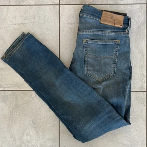 Blå jeans från Tiger of Sweden - Säljer ett par klassiska blå jeans från Tiger of Sweden. Perfekta för dig som gillar stilrena och tidlösa jeans med bra passform. Storleken är 29/30 och skicket är på topp