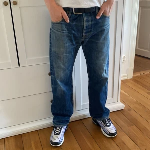 Levis 501 - Levis 501 i bra skick utan några defekter förutom lite slitage vid hälarna. Killen på bilden är 180cm