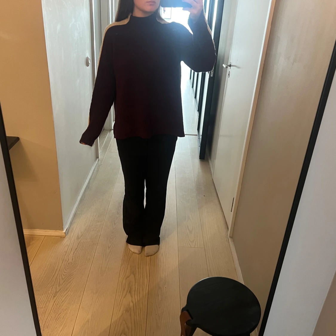 Vinröd stickad tröja med vit axel - 2