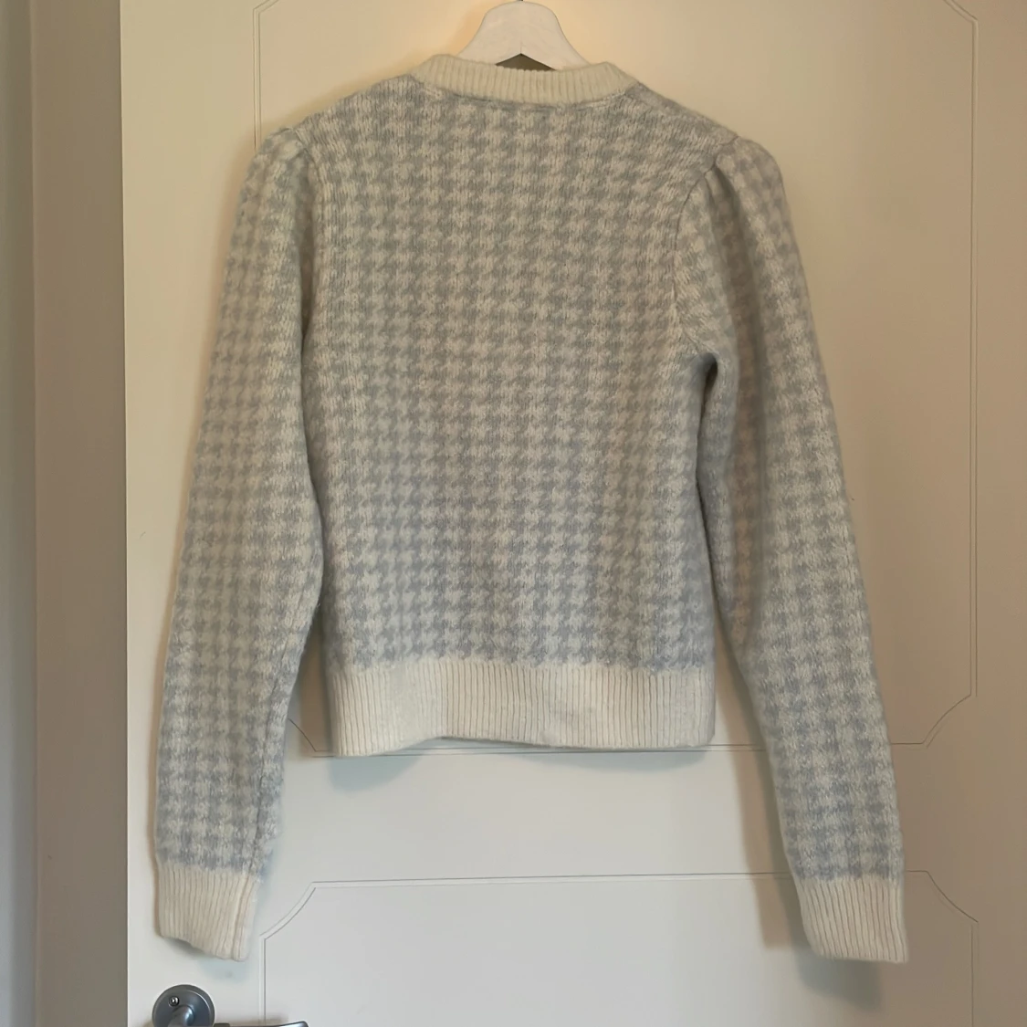 Ljusblå och vit kofta från Holly & White - 1